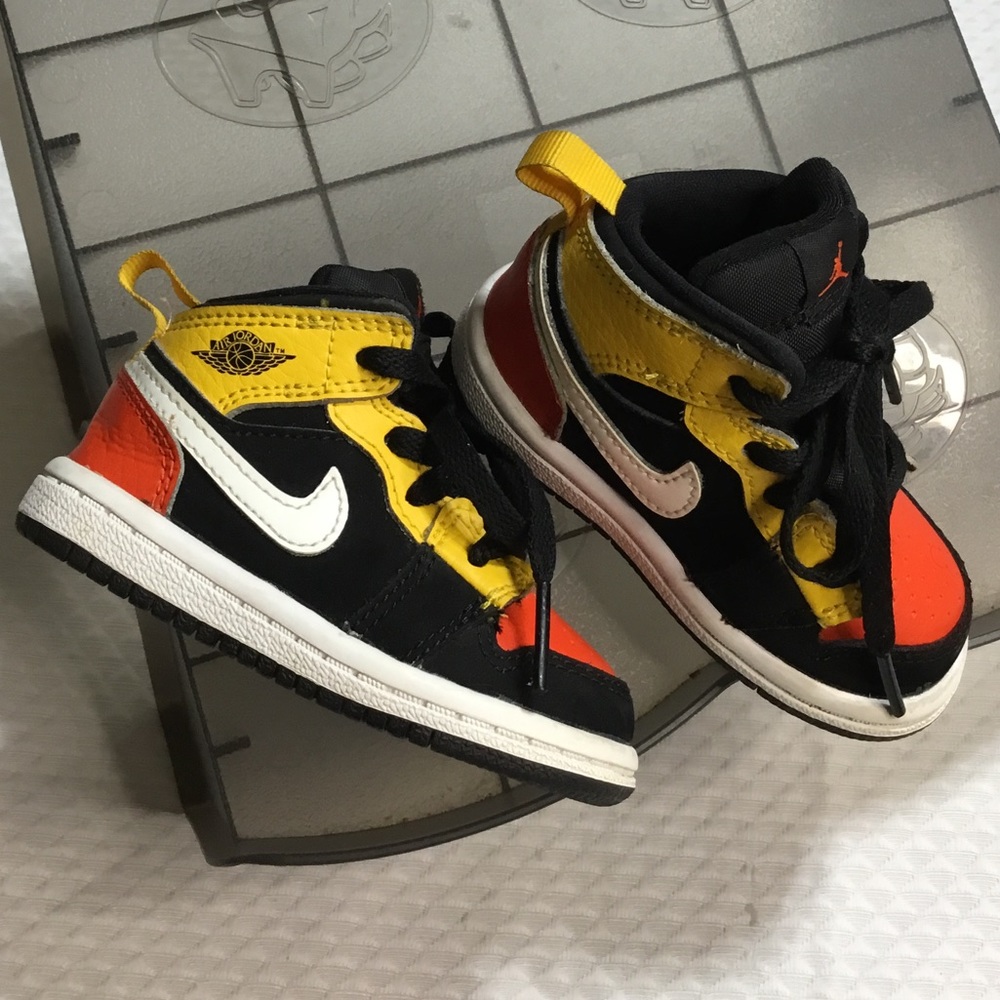 Nike Air Jordan 1 Mid SE Amarillo Team Orange